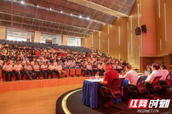 省委两新工委、省互联网行业党委委员、各市州互联网行业党委、省市50多家重点互联网企业党组织的相关负责人和党员代表共200多人参加活动。
