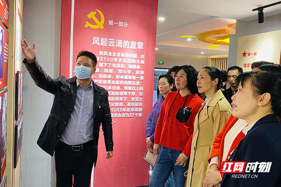 宜章明确了县内的10个党性教育基地、5条红色精品线路,组织开展“党史知识大家答”“党史百年天天读”等系列活动。