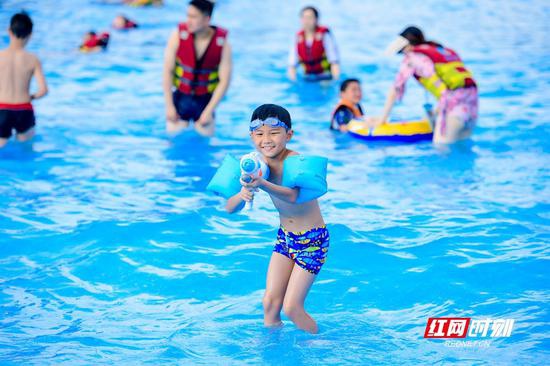 各地玩水项目在端午假期纷纷开门迎客，吹响夏日戏水消暑的先锋号。