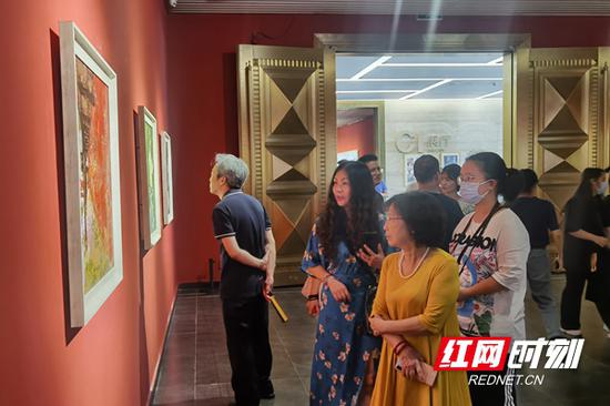 本次展览集中展出了30位全国油画名家在湘写生创作的百件油画精品。