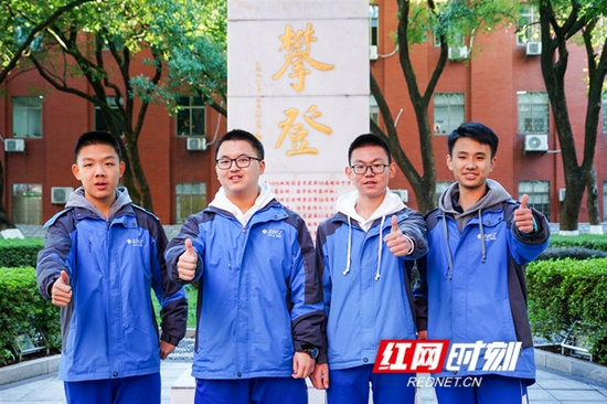  黄序时、刘子昂、李钒祎、李颐（从左至右）四位学子通过层层选拔，获得清华大学2022年丘成桐数学科学领军人才培养计划入围第一批次认定。
