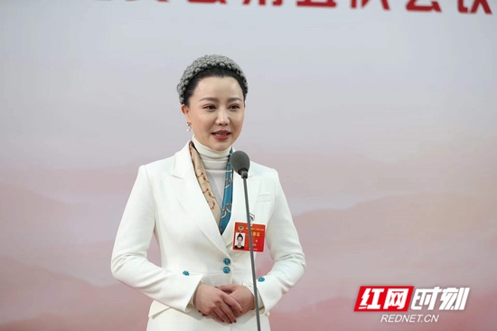 湖南省政协委员,湖南省京剧保护传承中心国家一级演员张璇。