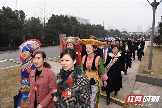 委员们意气风发步入会场。