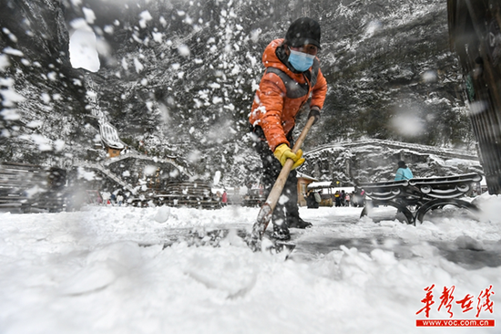 （工作人员在扫除冰雪。景区供图）