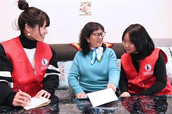 网格员到居民家中走访。望城区宣传部供图