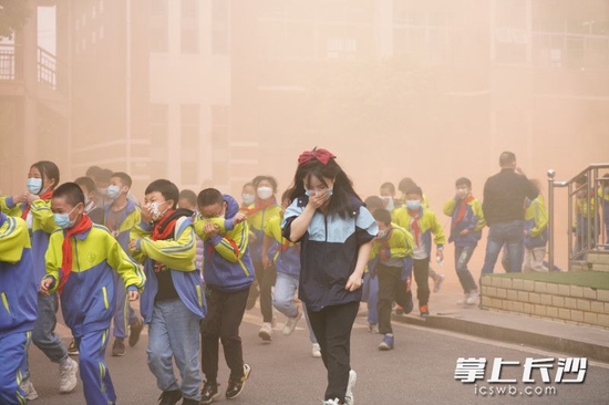  4月14日，龙华小学师生开展消防疏散演练。长沙晚报通讯员 张佳欣 摄