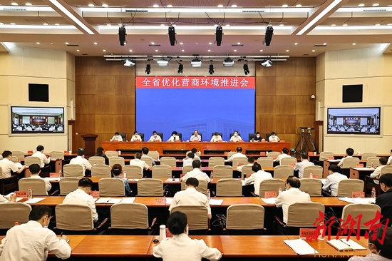 (会议现场。)