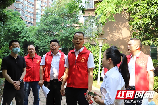 4月28日下午,衡阳市乡村振兴局党组率全局志愿者深入红湘街道冶金社区开展“敲门行动”。