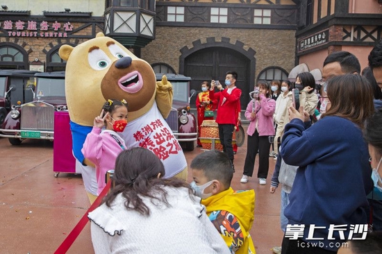 小熊给游客打招呼问好。
