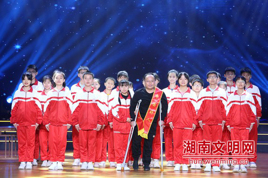 一首《夜空中最亮的星》致敬敬业奉献“中国好人”李军。图片来源：湖南文明网 　　观众和好人代表观看节目。图片来源：湖南文明网
