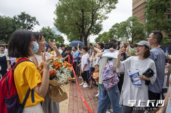 散考后，考生开心合影留念。长沙晚报全媒体记者 郭雨滴 摄