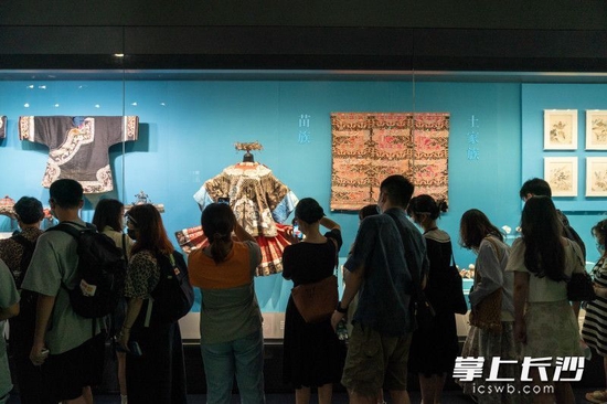 不少观众正在《湖南人——三湘历史文化成列》展前驻足拍照留念，了解湖南各民族文化。