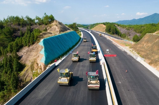 7月27日，压路机在平益高速路面建设现场施工（无人机照片）。新华社记者程济安摄