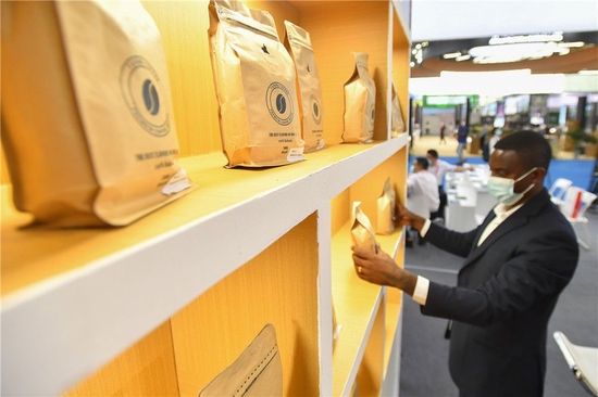 在湖南长沙举行的第二届中国-非洲经贸博览会上，参展商在整理非洲咖啡（2021年9月27日摄）。新华社记者 陈泽国 摄
