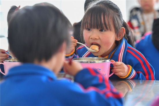 在位于湖南省汝城县文明瑶族乡沙洲村的沙洲芙蓉学校，学生在食堂吃午餐（2022年1月12日摄）。新华社记者 陈泽国 摄