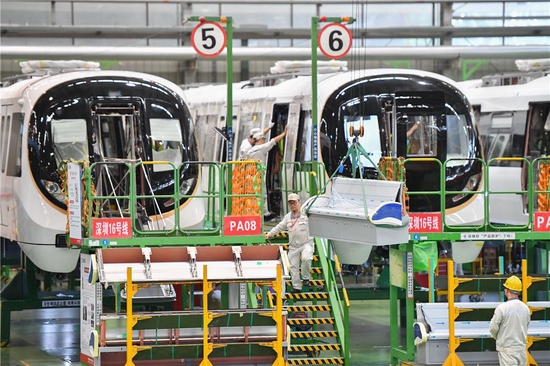 在位于湖南省株洲市石峰区的中车株洲电力机车有限公司城轨事业部总成车间，工人在生产线上作业（2022年7月5日摄）。新华社记者 陈泽国 摄