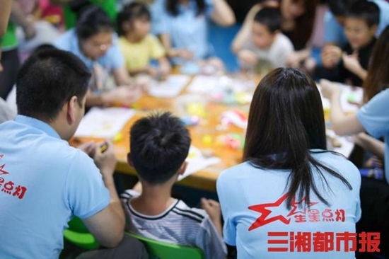 （公益小组与孩子们一起制作陶土。）