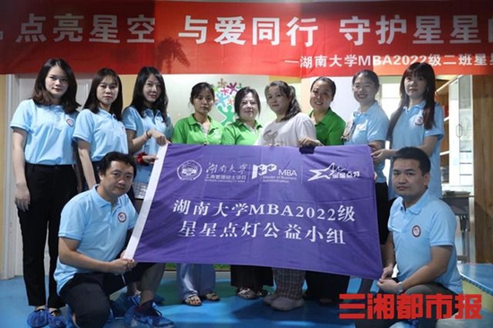 （公益小组成员与康复中心教职员工拍照留念。均为摄影记者 刘丰摄）