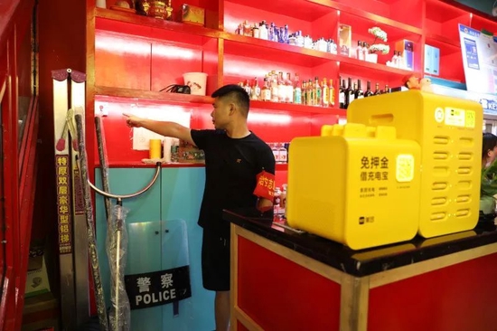 在公安部门的推动下，四方坪商贸城夜市部分门店店员成为治安志愿者，有的门店还安装了“一键报警”装置