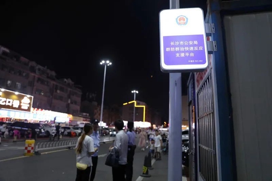 公安部门在四方商贸城夜市内设置了快速反应支援平台