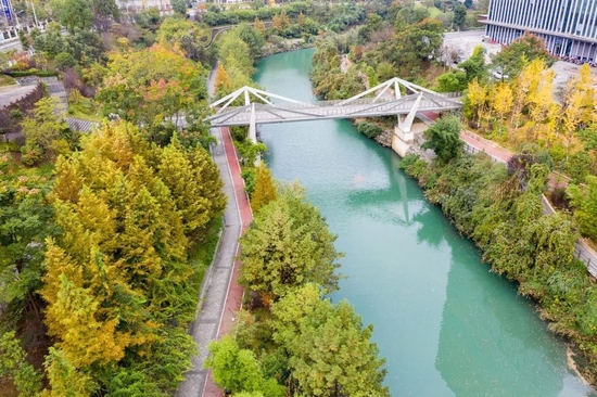 (湘西土家族苗族自治州湘西高新区沿河风光带景色宜人。近年,当地大力开展河流生态保护与城市基础设施建设,因地制宜实施沿河风光带项目建设,逐步形成宜居、宜游的生态新城。张术杰 摄)