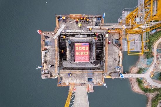 这是9月20日在湖南省益阳市安化县拍摄的马路口资水特大桥施工现场（无人机照片）。新华社记者 陈思汗 摄