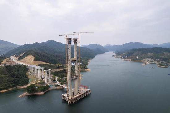 这是9月20日在湖南省益阳市安化县拍摄的马路口资水特大桥施工现场（无人机照片）。新华社记者 陈思汗 摄