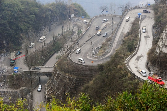 2011年2月19日，吉首市矮寨盘山公路，每天有大量的车辆缓慢通行。