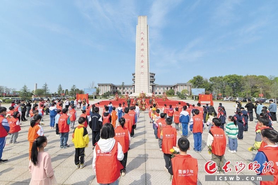 4月1日、2日,湖南革命陵园迎来清明前祭扫小高峰。长沙晚报通讯员 葛林 摄
