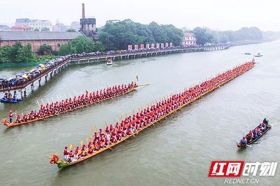 双桡龙舟赛现场,龙舟内可容纳428人。