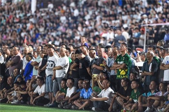 “村超”足球比赛现场,人山人海