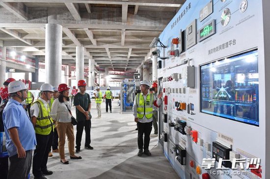 15日,长沙机场T3航站楼项目开展了长沙市2023年“质量月”建筑施工质量管理和安全生产标准化示范观摩会,吸引了来自全市建筑行业各领域的数百名代表实地参与观摩,线上“云观摩”点击量逾万人次。