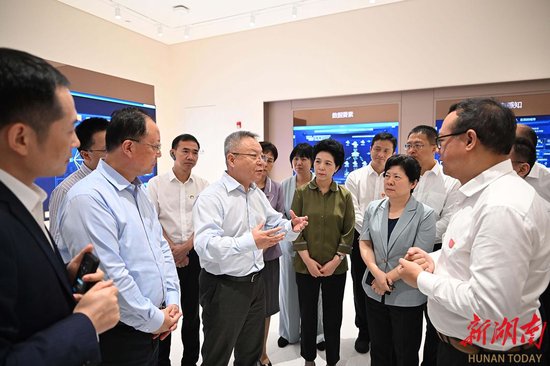 (9月23日,湖南省党政代表团考察了华为终端总部。)
