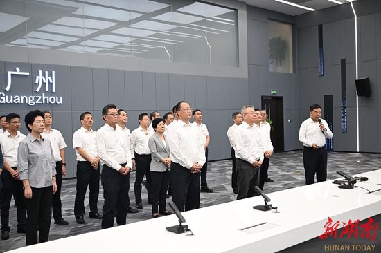 (9月24日,湖南省党政代表团考察了广州市智慧城市运行中心。)