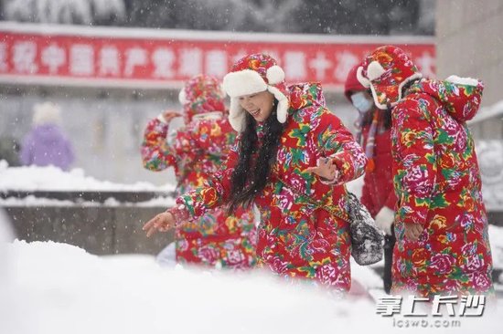 △东方红广场上,长沙本地市民身穿东北大袄子,感受长沙冰雪。长沙晚报全媒体记者 周数邑 林暘 摄