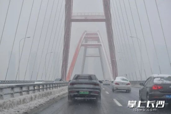 △福元路大桥和盛世路,道路干净。长沙晚报全媒体记者 邹麟 摄