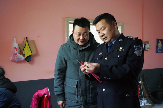  刘义新在企业调研，收集意见建议。谭灏 摄
