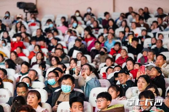 观众座无虚席。