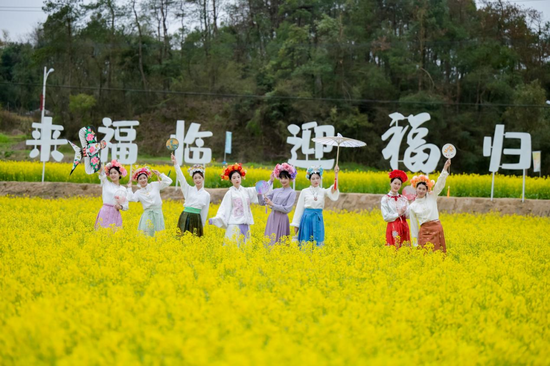 游客在油菜花海拍照