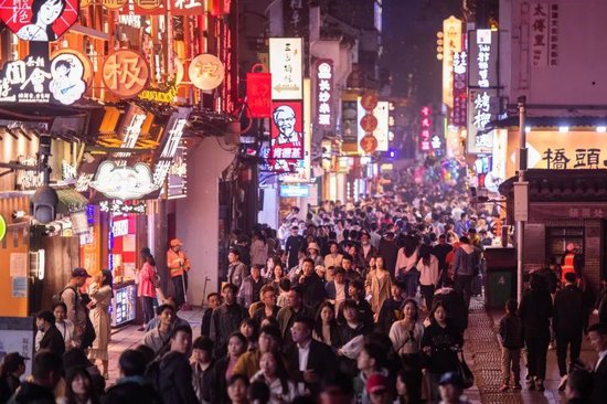 清明假期，入夜后的太平老街。均为长沙晚报全媒体记者 黄启晴 摄