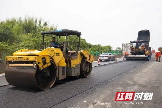 许广高速谭衡西路段养护。