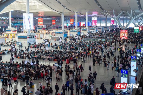 数据显示,长沙南站日均开行夜间高铁达68趟,满足近5万名旅客顺利踏上返程旅途。杨华峰 陈俊彦/摄