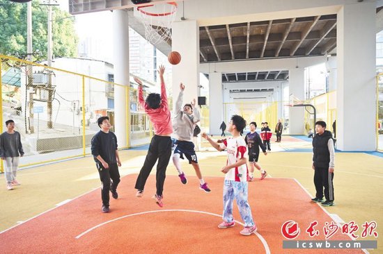 东风路立交桥下的空间已经被改造成篮球场,成为市民打球健身的好去处。长沙晚报全媒体记者 余劭劼 摄