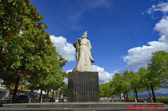 (图为矗立于溆浦屈原广场的屈原雕像)
