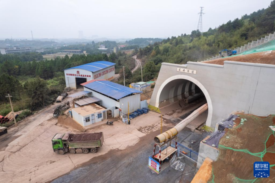 这是11月1日在湖南省永州市东安县拍摄的邵永高铁东安隧道出口。