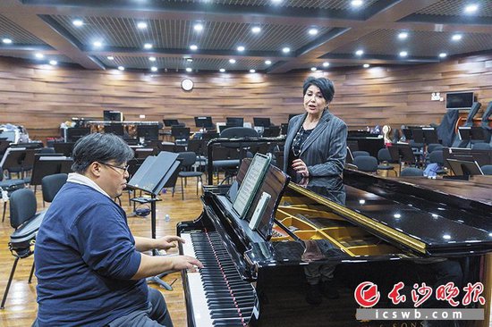 　　论坛嘉宾、法国著名女歌唱家李阿娜·佛丽提前9天抵长，沉浸式感受山水洲城氛围。图为佛丽在排练中。邓迪 摄