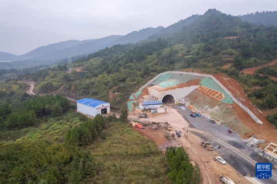 这是11月1日在湖南省永州市东安县拍摄的邵永高铁东安隧道出口。