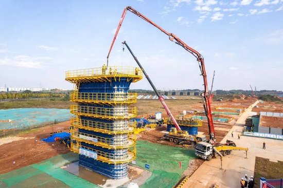 11月5日，在长赣高铁机场高速特大桥施工现场，中铁五局工人在进行桥墩浇筑施工（无人机照片）。