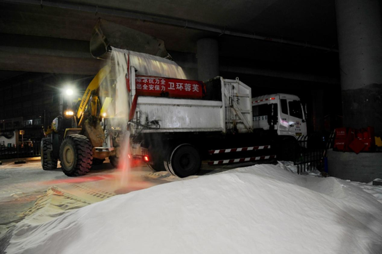 芙蓉区市容环境卫生维护中心在准备工业盐，应对雨雪冰冻天气