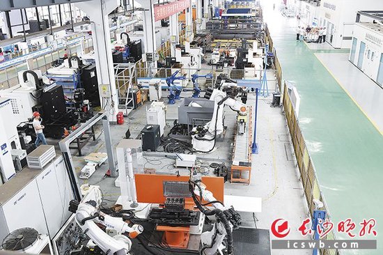 在长沙，一批科技型中小企业经过多年持续研发和行业深耕，成长为国家高新技术企业和知名行业龙头企业。图为长泰机器人生产车间。长沙晚报全媒体记者 王志伟 摄